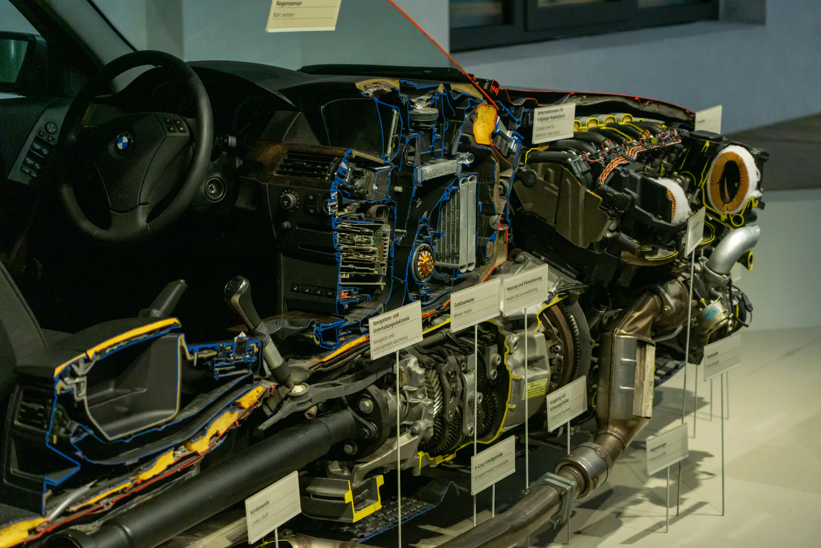 Diagram of a car's AC system with labeled parts